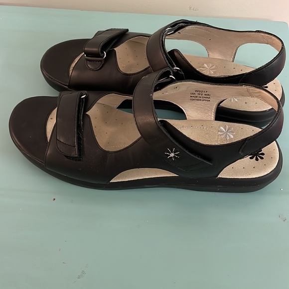 Size 10 1/2 Propet sandals ( by The Walking Shoe Company - Picture 2 of 7